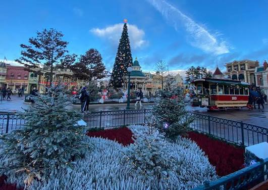 Best Day to Visit Disneyland Between Christmas and New Year's